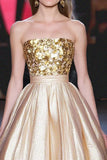 Abito da gala in raso metallizzato con paillettes in oro scintillante