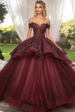 Scintillante Borgogna Ball Gown Off la spalla volant Tulle Quinceanera Dress con applicazioni di paillettes