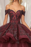 Scintillante Borgogna Ball Gown Off la spalla volant Tulle Quinceanera Dress con applicazioni di paillettes