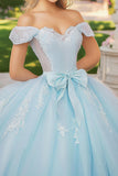 Elegante Sky Blue Ball Gown Off the Shoulder Tulle Quinceanera Dress con fiocco