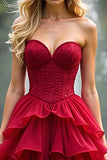 Una linea di pizzo rosso Sweetheart lungo Abito da Cerimonia