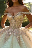 Scintillante Champagne Ball Gown Off la spalla Tulle Quinceanera Dress con perline