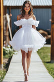 Flirty bianco fuori dalla spalla arruffato una linea tulle abito corto di laurea