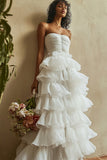 Bianco Organza A Line Tiered senza spalline arruffato lungo abito di laurea