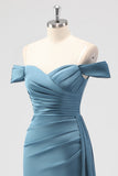 Dusty Blue Mermaid Off the Spalla Satin Abito da damigella d'onore lungo con fessura