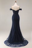 Abito da cerimonia lungo blu navy scintillante con spalle a sirena e perline