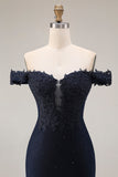 Abito da cerimonia lungo blu navy scintillante con spalle a sirena e perline