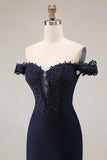 Abito da cerimonia lungo blu navy scintillante con spalle a sirena e perline