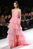 Rosa senza spalline Tiered A Line Gala Dress con fessura