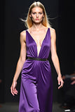 Viola scuro raso spalline spaghetti A-Line abito da sposa lungo ospite