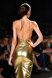 Metallic Golden Spaghetti Straps Guaina Abito di Gala con fessura alta