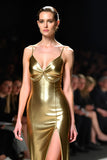 Metallic Golden Spaghetti Straps Guaina Abito di Gala con fessura alta