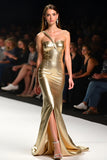 Metallic Mermaid Golden One Spalla Abito di Gala Lungo con Fessura