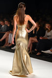 Metallic Mermaid Golden One Spalla Abito di Gala Lungo con Fessura