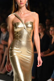 Metallic Mermaid Golden One Spalla Abito di Gala Lungo con Fessura