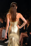 Metallic Mermaid Golden One Spalla Abito di Gala Lungo con Fessura