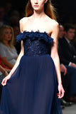 Navy Tulle senza spalline A-Line abito da sposa lungo con volant