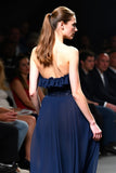 Navy Tulle senza spalline A-Line abito da sposa lungo con volant