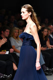 Navy Tulle senza spalline A-Line abito da sposa lungo con volant