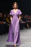 Viola con scollo a V A-Line increspato abito da sposa lungo ospite