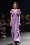 Viola con scollo a V A-Line increspato abito da sposa lungo ospite