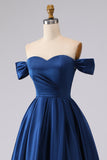Abito da cerimonia lungo in raso blu navy con a spalla e fessura