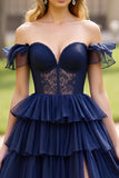 Navy A Line Off the Spalla Tiered Abito da ballo lungo con fessura