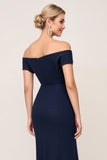 Navy chiffon Off the spalla increspato guaina abito da damigella d'onore con fessura