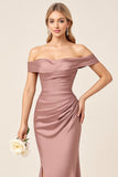 Dusty Rose Matte Satin Off la spalla increspato abito da damigella d'onore