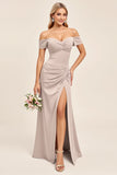 Off the Shoulder Candy Pink increspato abito da damigella d'onore con fessura