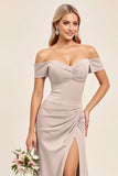 Off the Shoulder Candy Pink increspato abito da damigella d'onore con fessura