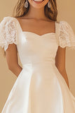 Bianco A Line Lace Satin Abito di Laurea con maniche corte