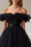 Abito formale in tulle nero con spalline scoperte e volant