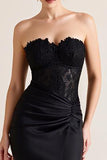 Abito lungo formale in raso senza spalline con sirena nera increspato con pizzo