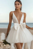 Carino abito da laurea in tulle satinato bianco con scollo a V con fiocco