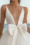 Carino abito da laurea in tulle satinato bianco con scollo a V con fiocco