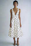 Abito bianco con scollo a V a pois neri