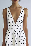 Abito bianco con scollo a V a pois neri