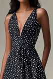Abito corto a pois bianchi con scollo a V nero A Line