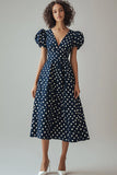 Abito a linee a pois bianchi blu navy con scollo a V e maniche a sbuffo