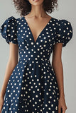 Abito a linee a pois bianchi blu navy con scollo a V e maniche a sbuffo
