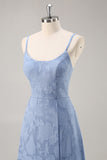 Dusty Blue Lace Spaghetti Straps Una linea abito da damigella d'onore lungo con fessura