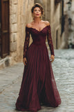 abito maxi Madre della Sposa con pizzo in linea cabernet spuntata sulla spalla