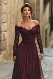 abito maxi Madre della Sposa con pizzo in linea cabernet spuntata sulla spalla