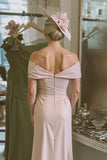 Blush Pink Off La Spalla Guaina Raso Madre Del Vestito Da Sposa