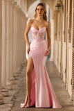 Corsetto sirena rosa senza spalline con paillettes e lungo abito da ballo con fessura
