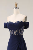 Corsetto a linea a sfondo blu navy con un abito da ballo lungo da ballo con pizzo e dietro