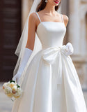 Abito da sposa lungo con spalline spaghetti bianca a linea A con fiocco staccabile