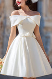 Abito da sposa corto in raso bianco con fiocchi