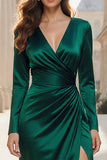 Abito lungo elegante a scollo a V in raso verde scuro con spacco